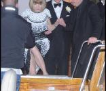 Anna Wintour quittant la soirée du mariage du couple Salma Hayek et François-Henri Pinault qui s'est déroulée à l'Opéra de Venise La Fenice le 25 avril 2009 