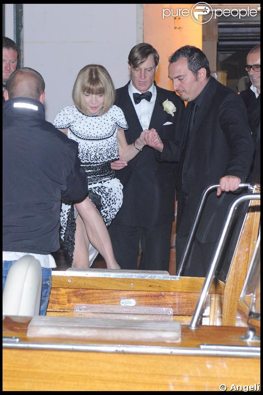 Anna Wintour quittant la soirée du mariage du couple Salma Hayek et François-Henri Pinault qui s'est déroulée à l'Opéra de Venise La Fenice le 25 avril 2009 