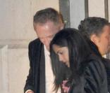 François-Henri Pinault et Salma Hayek quittant la soirée de leur mariage qui s'est déroulée à l'Opéra de Venise La Fenice le 25 avril 2009