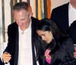 François-Henri Pinault et Salma Hayek quittant la soirée de leur mariage qui s'est déroulée à l'Opéra de Venise La Fenice le 25 avril 2009