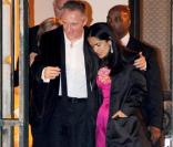 François-Henri Pinault et Salma Hayek quittant la soirée de leur mariage qui s'est déroulée à l'Opéra de Venise La Fenice le 25 avril 2009 