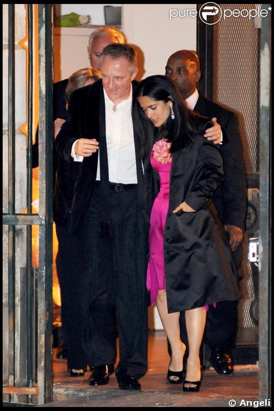 François-Henri Pinault et Salma Hayek quittant la soirée de leur mariage qui s'est déroulée à l'Opéra de Venise La Fenice le 25 avril 2009 