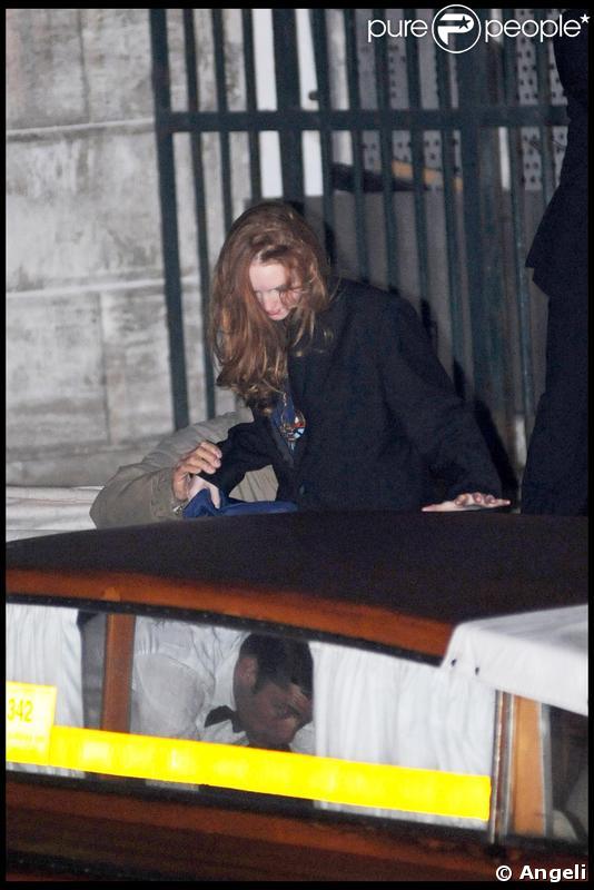 Lily Cole quittant la soirée du mariage du couple Salma Hayek et François-Henri Pinault qui s'est déroulée à l'Opéra de Venise La Fenice le 25 avril 2009 