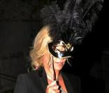 Charlize Theron quittant la soirée du mariage du couple Salma Hayek et François-Henri Pinault qui s'est déroulée à l'Opéra de Venise La Fenice le 25 avril 2009 