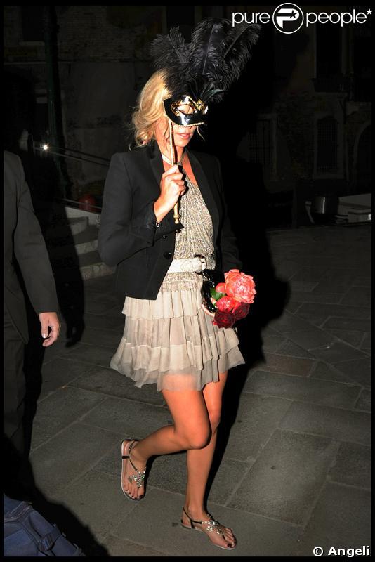 Charlize Theron quittant la soirée du mariage du couple Salma Hayek et François-Henri Pinault qui s'est déroulée à l'Opéra de Venise La Fenice le 25 avril 2009 