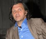 Emir Kusturica quittant la soirée du mariage du couple Salma Hayek et François-Henri Pinault qui s'est déroulée à l'Opéra de Venise La Fenice le 25 avril 2009 