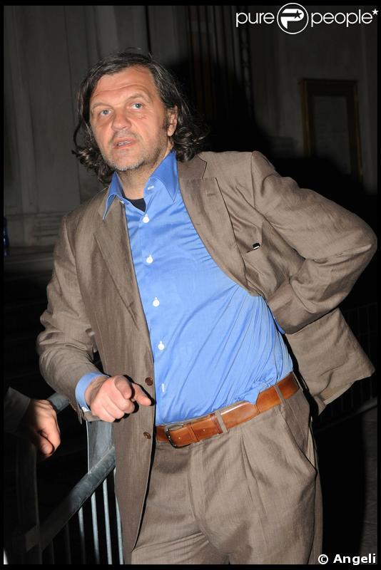 Emir Kusturica quittant la soirée du mariage du couple Salma Hayek et François-Henri Pinault qui s'est déroulée à l'Opéra de Venise La Fenice le 25 avril 2009 