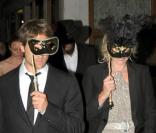 Charlize Theron et Stuart Townsend quittant la soirée du mariage du couple Salma Hayek et François-Henri Pinault qui s'est déroulée à l'Opéra de Venise La Fenice le 25 avril 2009 