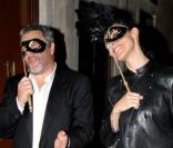 Philippe et Nora Starck quittant la soirée du mariage du couple Salma Hayek et François-Henri Pinault qui s'est déroulée à l'Opéra de Venise La Fenice le 25 avril 2009 