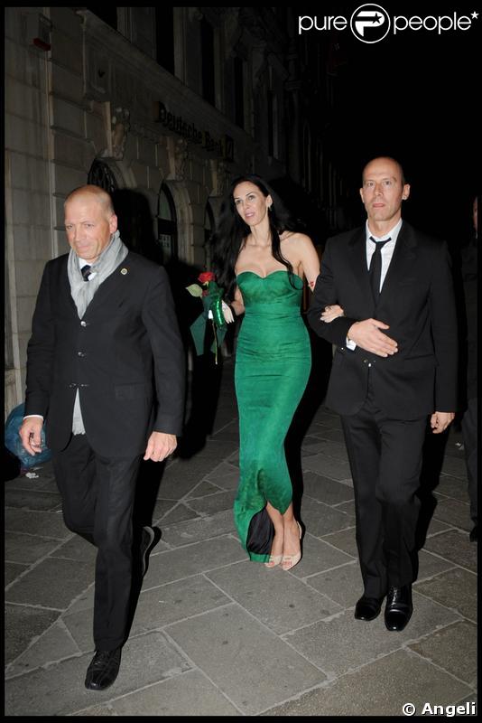 La petite amie de Mick Jagger quittant la soirée du mariage du couple Salma Hayek et François-Henri Pinault qui s'est déroulée à l'Opéra de Venise La Fenice le 25 avril 2009 