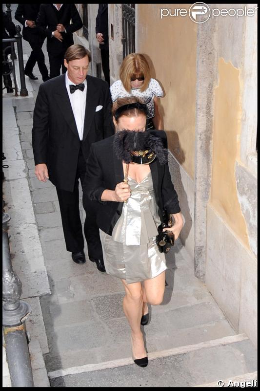 Anna Wintour et Stella McCartney quittant la soirée du mariage du couple Salma Hayek et François-Henri Pinault qui s'est déroulée à l'Opéra de Venise La Fenice le 25 avril 2009 