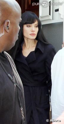 Angelina Jolie sur le tournage de Salt avec une petite mine