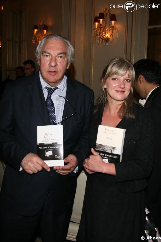 Didier Decoin et la gagnante Delphine Bertholon - La 9e édition du Prix Ciné Roman Carte Noire à Paris le 27 avril 2009