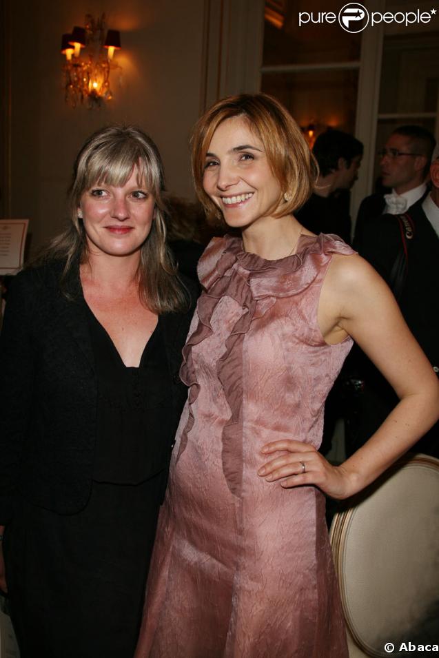 La gagnante Delphine Bertholon et Clotilde Courau - La 9e édition du Prix Ciné Roman Carte Noire à Paris le 27 avril 2009