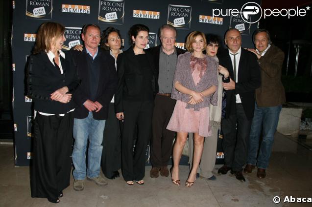 Les membres du jury : Christine Gozlan, Philippe Lioret, Elisabeth Tanner, Emmanuelle Devos, André Dussollier et Clotilde Courau  - La 9e édition du Prix Ciné Roman Carte Noire à Paris le 27 avril 2009