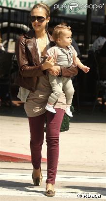 Jessica Alba et sa fille Honor au Urth Cfe, la police lui met une contravention !