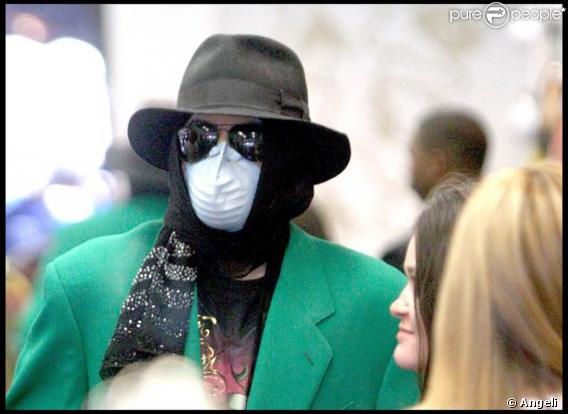 Michael Jackson et ses trois enfants, lors d'une journée shopping où ils sont passés par la boutique Ed Hardy de Melrose, à West Hollywood, le 27 avril 2009 !