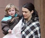 Rachel Weisz et son fils Henry le 10 novembre 2008 à New York  