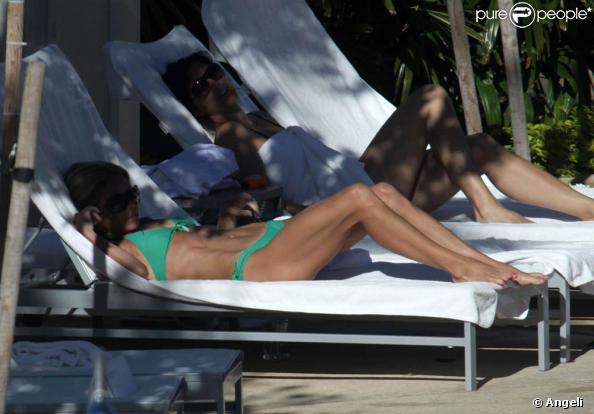 Kelly Ripa accompagnée, au bord de la piscine de l'hôtel Fontainebleau à Miami
