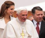Le Pape est arrivé hier à Amman, première étape de son voyage au Proche-Orient, et a été accueilli par la famille royale de Jordanie.