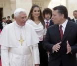 Le Pape est arrivé hier à Amman, première étape de son voyage au Proche-Orient, et a été accueilli par la famille royale de Jordanie.