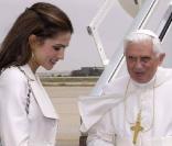 La ravissante Rania de Jordanie et sa famille royale accueille le pape... à qui, le moindre faux-pas est interdit !