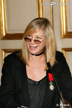 Barbra Streisand reçoit la légion d'honneur à Paris en juin 2007 