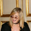 la collaboratrice de Barbra Streisand arrêtée pour possession de drogues et d'un gourdin-masse !