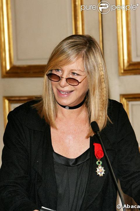 Barbra Streisand reçoit la légion d'honneur à Paris en juin 2007 