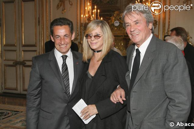 Barbra Streisand entre Alain Delon et Nicolas Sarkozy reçoit la légion d'honneur à Paris en juin 2007 