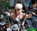 Pink et son mari Carey Hart en balade à Moto à Malibu le 9 mai 2009