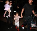 Katie Price et Peter Andre se baladent avec Junior et Princess. 