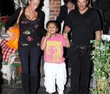 Katie Price et Peter Andre se baladent avec Harvey. 