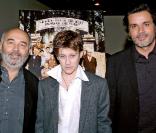 Jean-Baptiste Maunier entouré de Gérard Jugnot et de Christophe Barratier lors de la première aux Etats-Unis du film Les Choristes le 12 janvier 2005