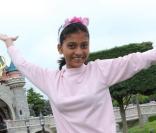 Tanvi Lonkar Ganesh, la comédienne qui joue Latika adolescente, visitant le parc de Disneyland PAris le 11 mai 2009 