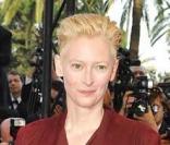  Tilda Swinton  monte les marches pour l'ouverture du 62e Festival de Cannes