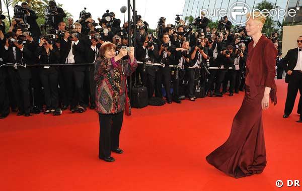  Agnes Varda et Tilda Swinton  montent les marches pour l'ouverture du 62e Festival de Cannes
