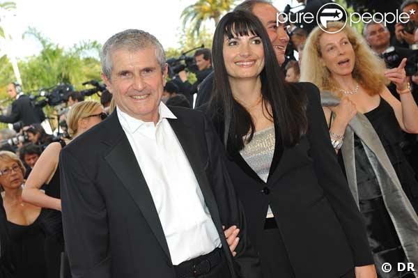Claude Lelouch et sa compagne Valérie montent les marches pour l'ouverture du 62e Festival de Cannes