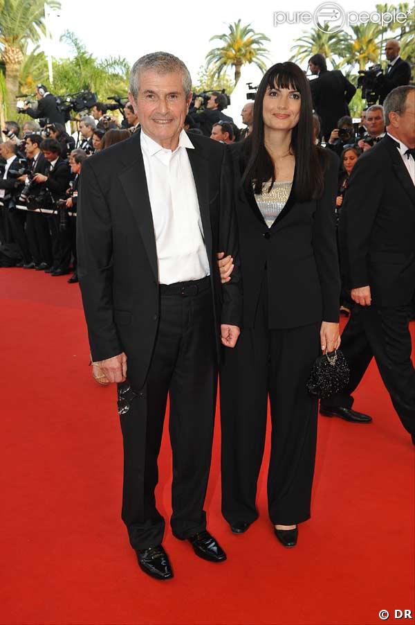 Claude Lelouch et sa compagne Valérie montent les marches pour l'ouverture du 62e Festival de Cannes