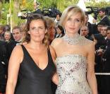  Melita Toscan du Plantier et  une invitée montent les marches pour l'ouverture du 62e Festival de Cannes