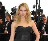  Frederique Bel  monte les marches pour l'ouverture du 62e Festival de Cannes
