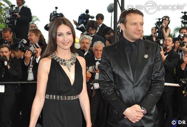 Elsa Zylberstein au côté de l'acteur Samuel Le Bihan lors de la montée des marches pour l'ouverture du 62e Festival de Cannes le 13 mai 2009