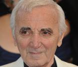 Charles Aznavour pour la montée des marches  lors de l'ouverture du Festival de Cannes le 13 mai 2009