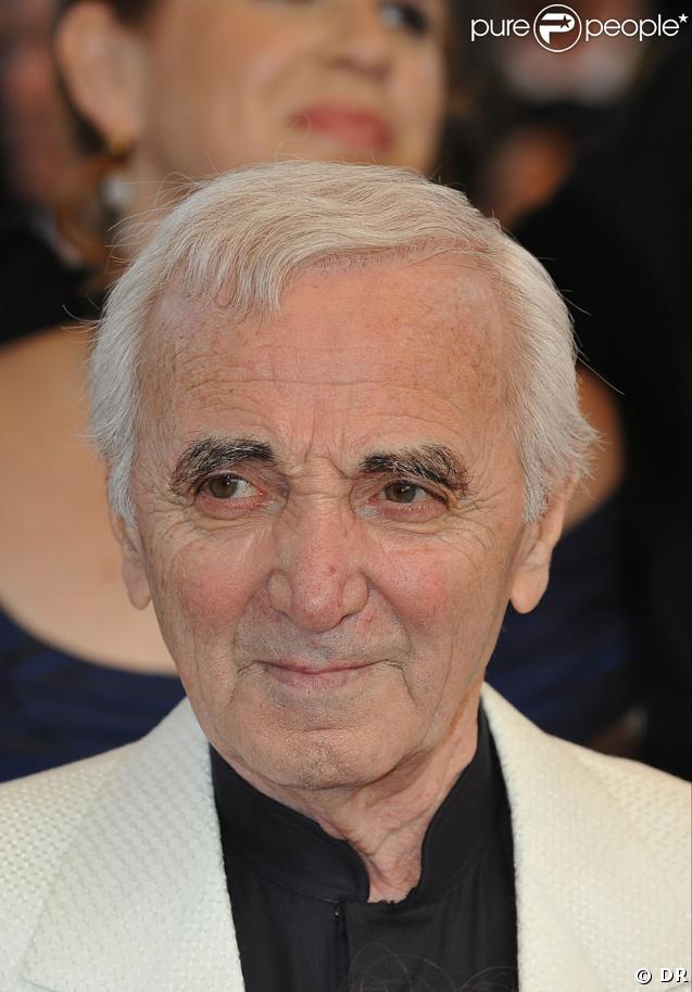 Charles Aznavour pour la montée des marches  lors de l'ouverture du Festival de Cannes le 13 mai 2009