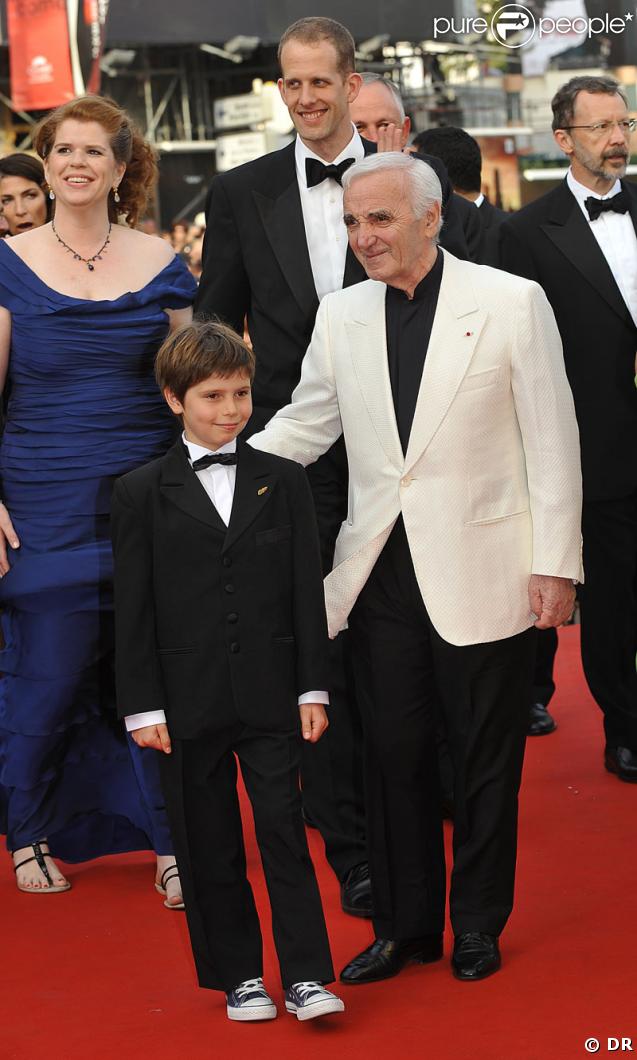 Charles Aznavour pour la montée des marches  lors de l'ouverture du Festival de Cannes le 13 mai 2009