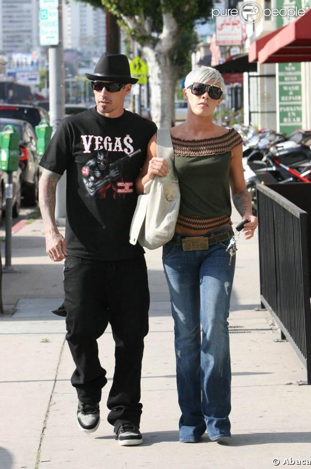Pink et Carey Hart, balade en amoureux à Los Angeles hier...