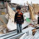 Slumdog Millionaire : l'un des jeunes héros voit sa maison détruite ! Il est à la rue... regardez !