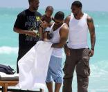 Usher en vacances avec ses enfants à la plage