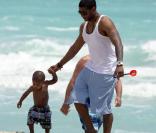 Usher en vacances avec ses enfants à la plage