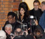 Amy Winehouse et son père, Mitch, sortent de la cilinique Edward, spécialisée dans la désintoxication.